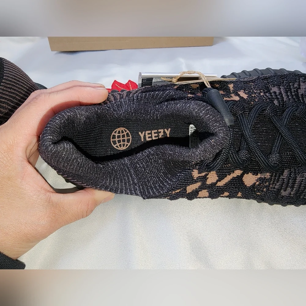 Adidas Yeezy Boost 350 V2
CMPCT Slate Carbon Size 8.5 Men's - Picture 12 of 16